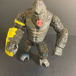 PLAYMATES MONSTERVERSE GODZILLA X KONG THE NEW EMPIRE KONG W/ B.E.A.S.T. GLOVE